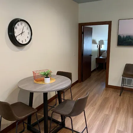 Stylish Ground Level Apartment Close To Everything